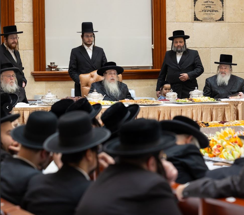 החתן היקר עומד על משמרת הקודש מאחורי רבו, האדמו"ר מטאהש