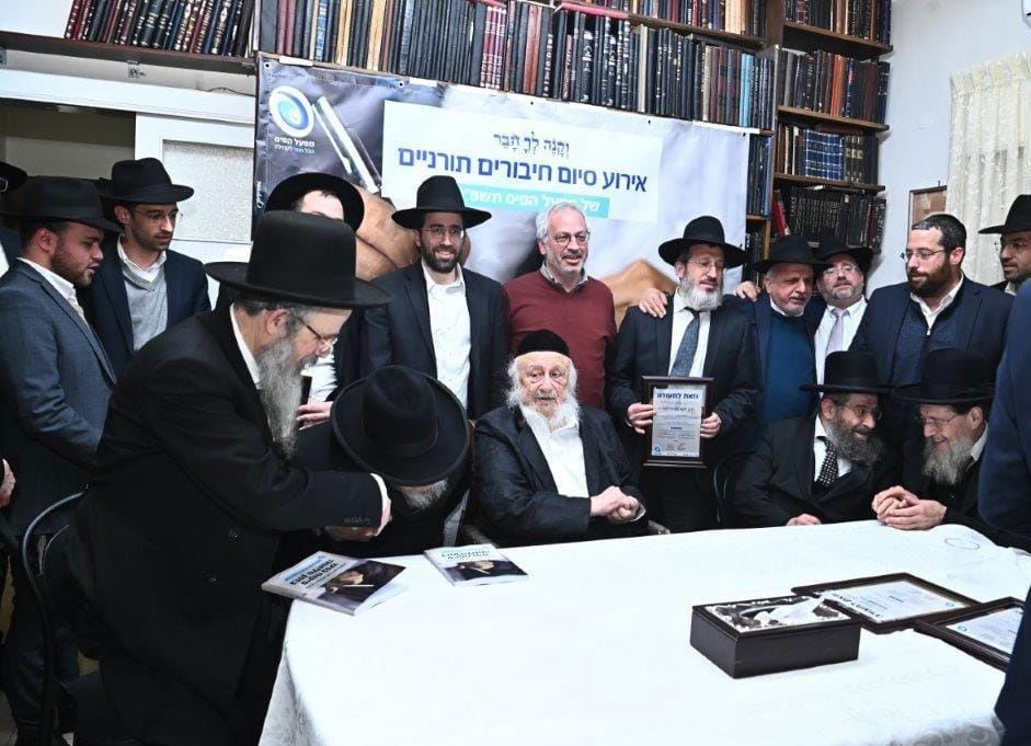 הזוכים בתחרות החיבורים התורניים עם מנכל מפעל הפיס עוד בני דרייפוס