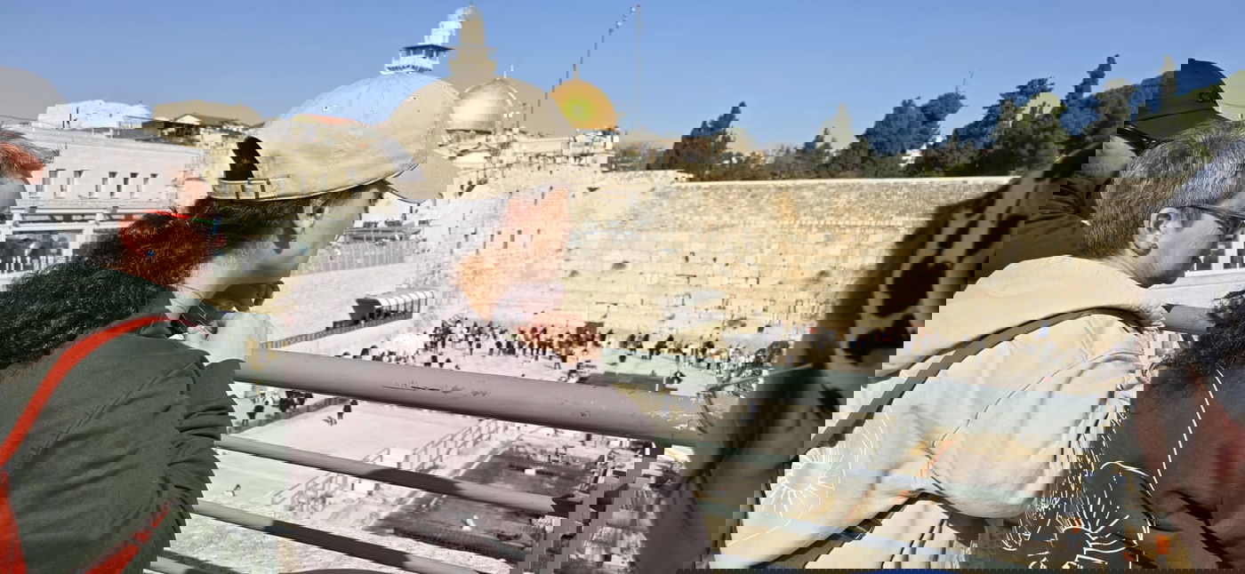 אמילי דמארי הגיעה לכותל ובירכה הגומל בשם ומלכות | תיעוד