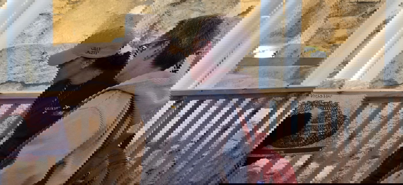 אמילי דמארי הגיעה לכותל ובירכה הגומל בשם ומלכות | תיעוד