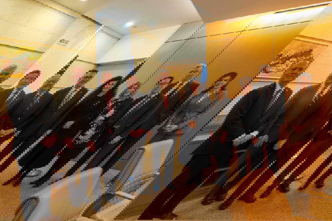 השר סער עם סנאטורים