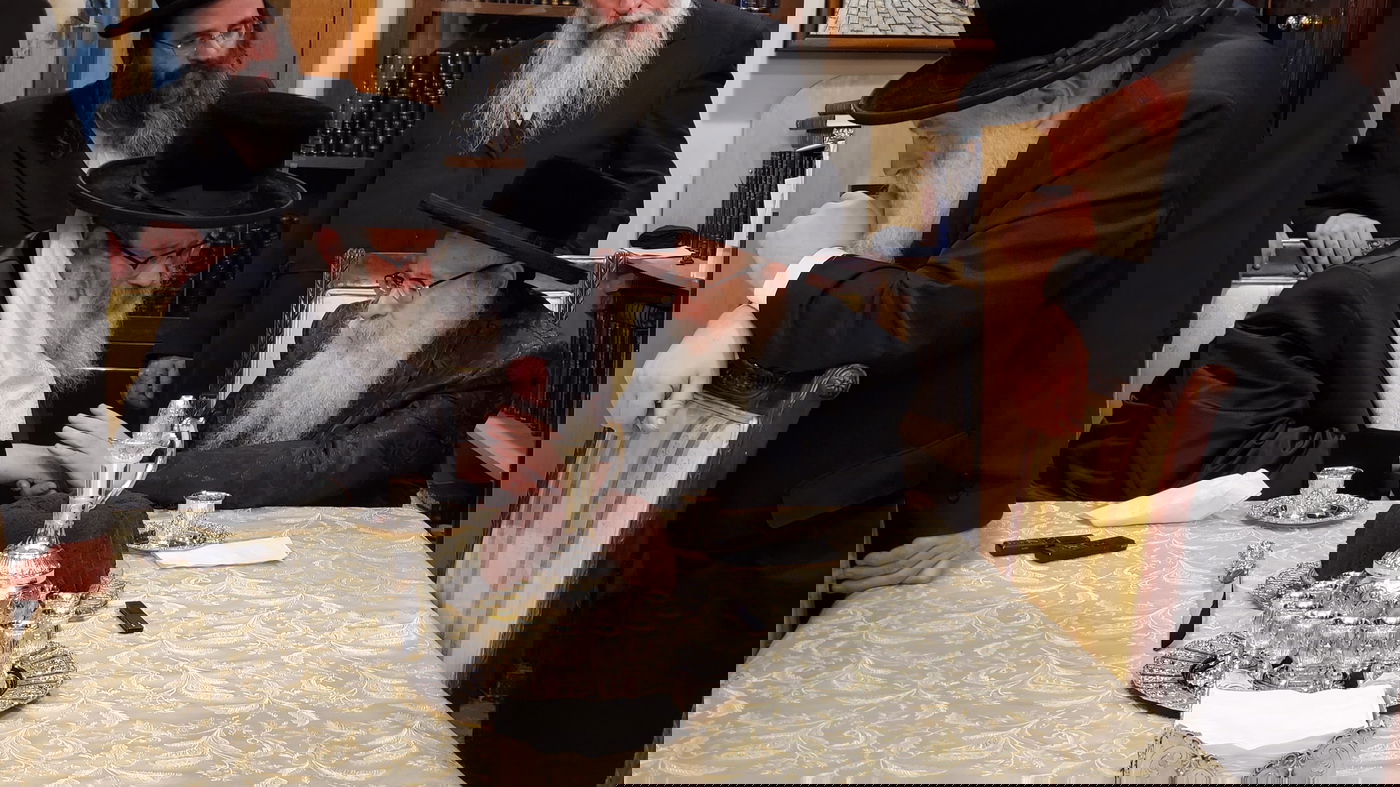 האדמו"ר מויז'ניץ ב"פ בביקור אצל האדמו"ר מצאנז קלויזנבורג