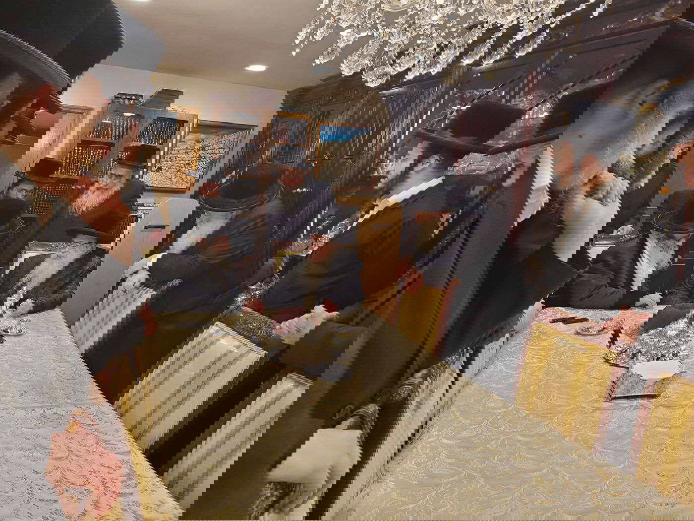 האדמו"ר מויז'ניץ ב"פ בביקור אצל האדמו"ר מצאנז קלויזנבורג