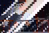 לכבוד שבת קודש: לייזר ברוק מתפלל "שים שלום"