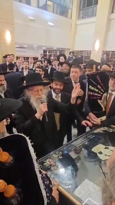הגאון רבי שמעון גלאי בשירת "טאטאלע"