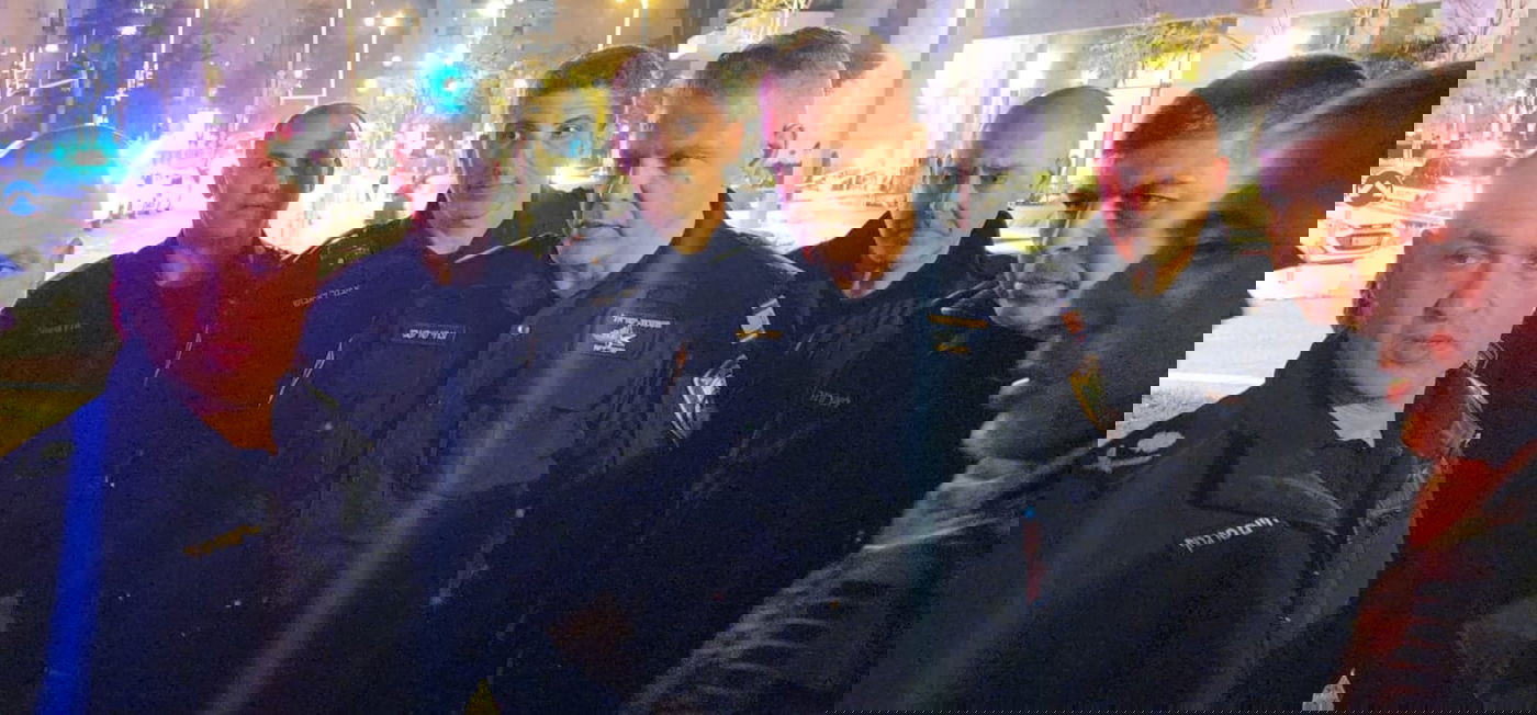 קציני המשטרה בזירת הרצח, הלילה