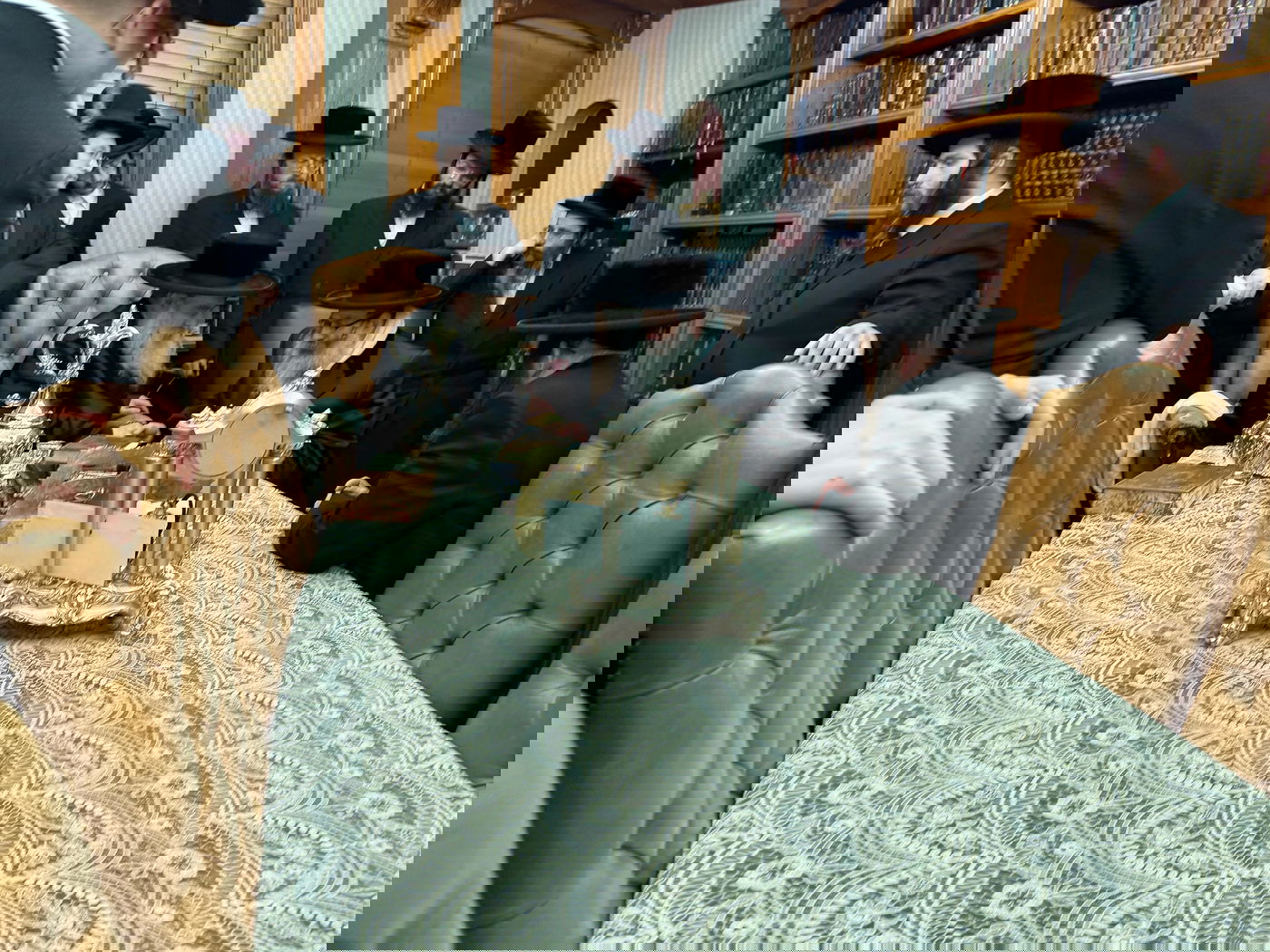 האדמו"ר מויז'ניץ ב"פ בביקור אצל האדמו"ר מקראלי