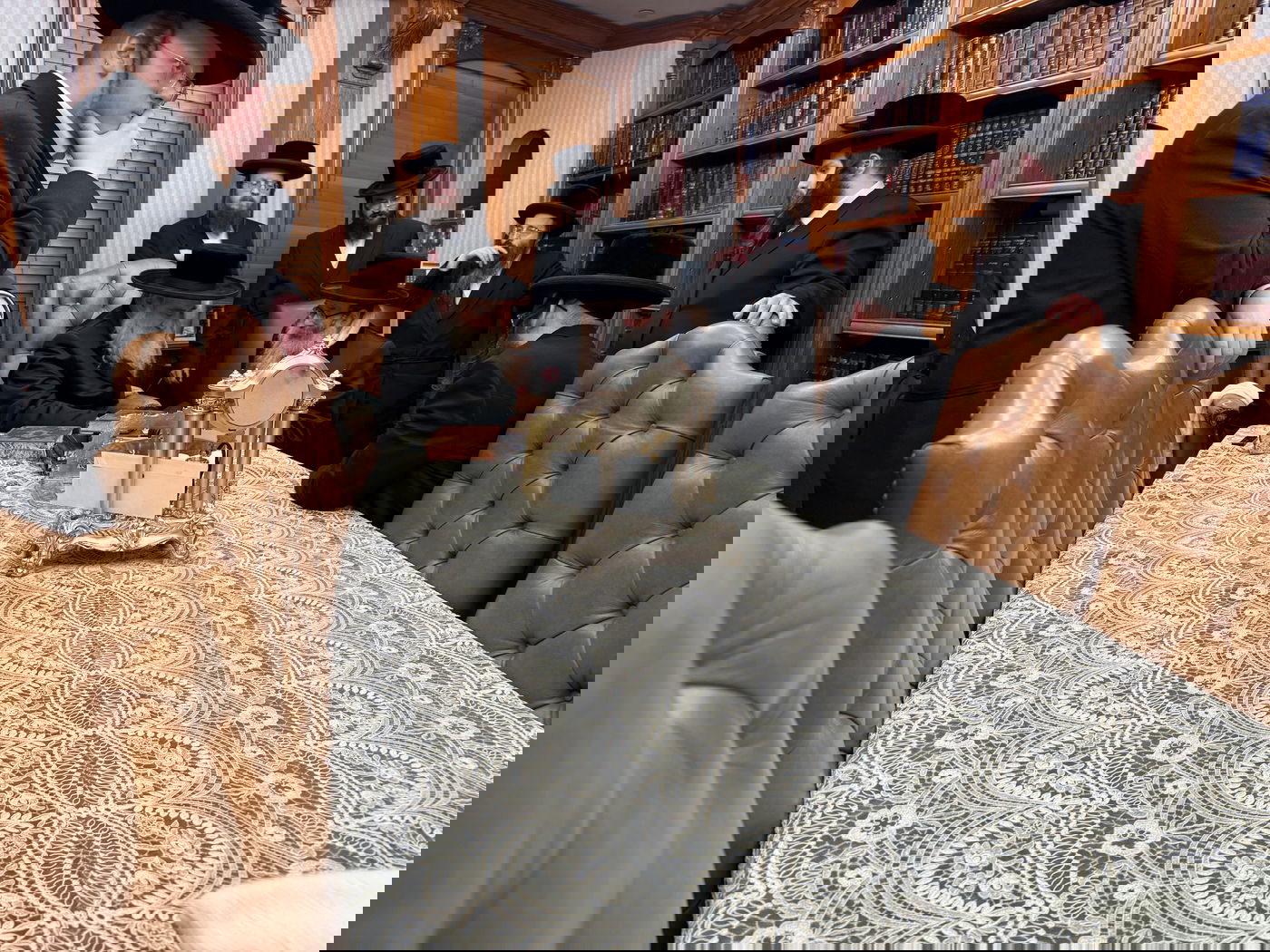 האדמו"ר מויז'ניץ ב"פ בביקור אצל האדמו"ר מקראלי