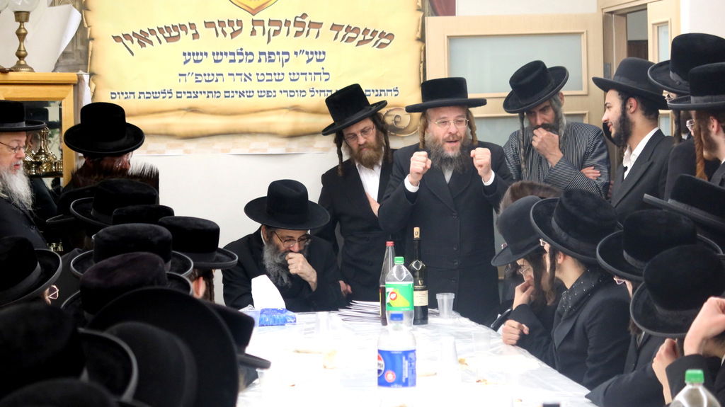 הגה"צ רבי צבי מאיר זילברברג בחלוקת שוברי השטריימלעך לחתנים