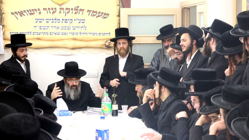 הגה"צ רבי צבי מאיר זילברברג בחלוקת שוברי השטריימלעך לחתנים