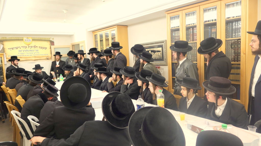 הגה"צ רבי צבי מאיר זילברברג בחלוקת שוברי השטריימלעך לחתנים