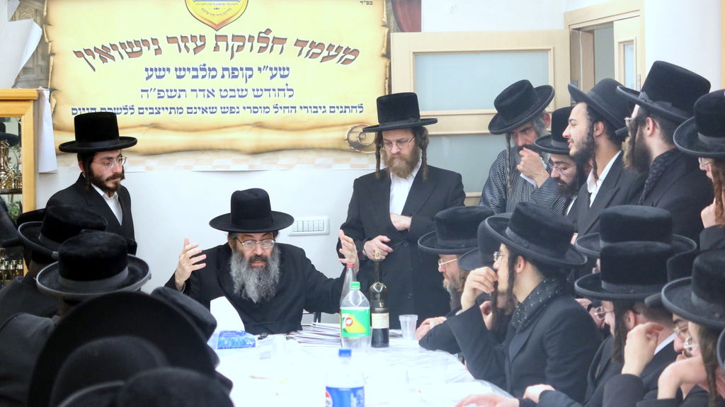 הגה"צ רבי צבי מאיר זילברברג בחלוקת שוברי השטריימלעך לחתנים