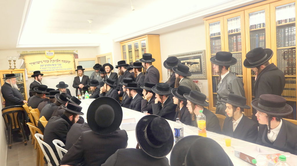 הגה"צ רבי צבי מאיר זילברברג בחלוקת שוברי השטריימלעך לחתנים