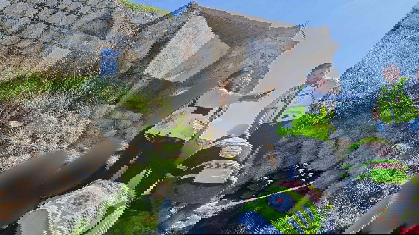 תקרת בטון במבנה העתיק קרסה; צעירים שהיו בגג - נפצעו