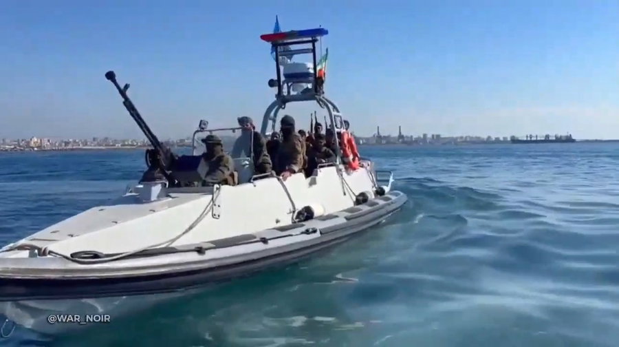 המשטר החדש מציג פעילות של חיל הים המקומי 