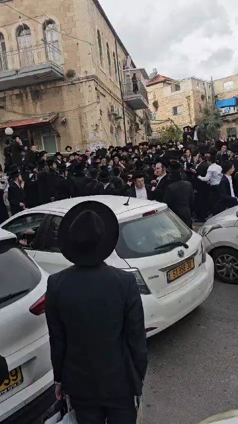 הפגנת הקיצונים נגד האדמו"ר מקרלין