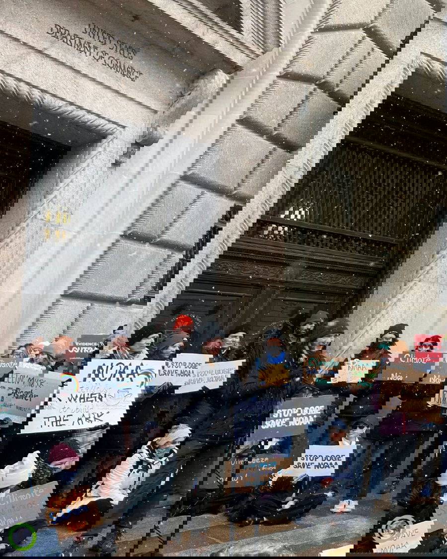 הפגנה נגד טראמפ ומאסק בכניסה למבנה פדרלי