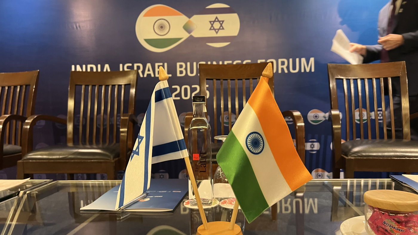 סמל לשיתוף פעולה: דגלי ישראל והודו מתנופפים זה לצד זה על שולחן הוועידה העסקית בניו דלהי, עדות לחיבור הכלכלי והתרבותי ההולך ומתהדק בין שתי המדינות.