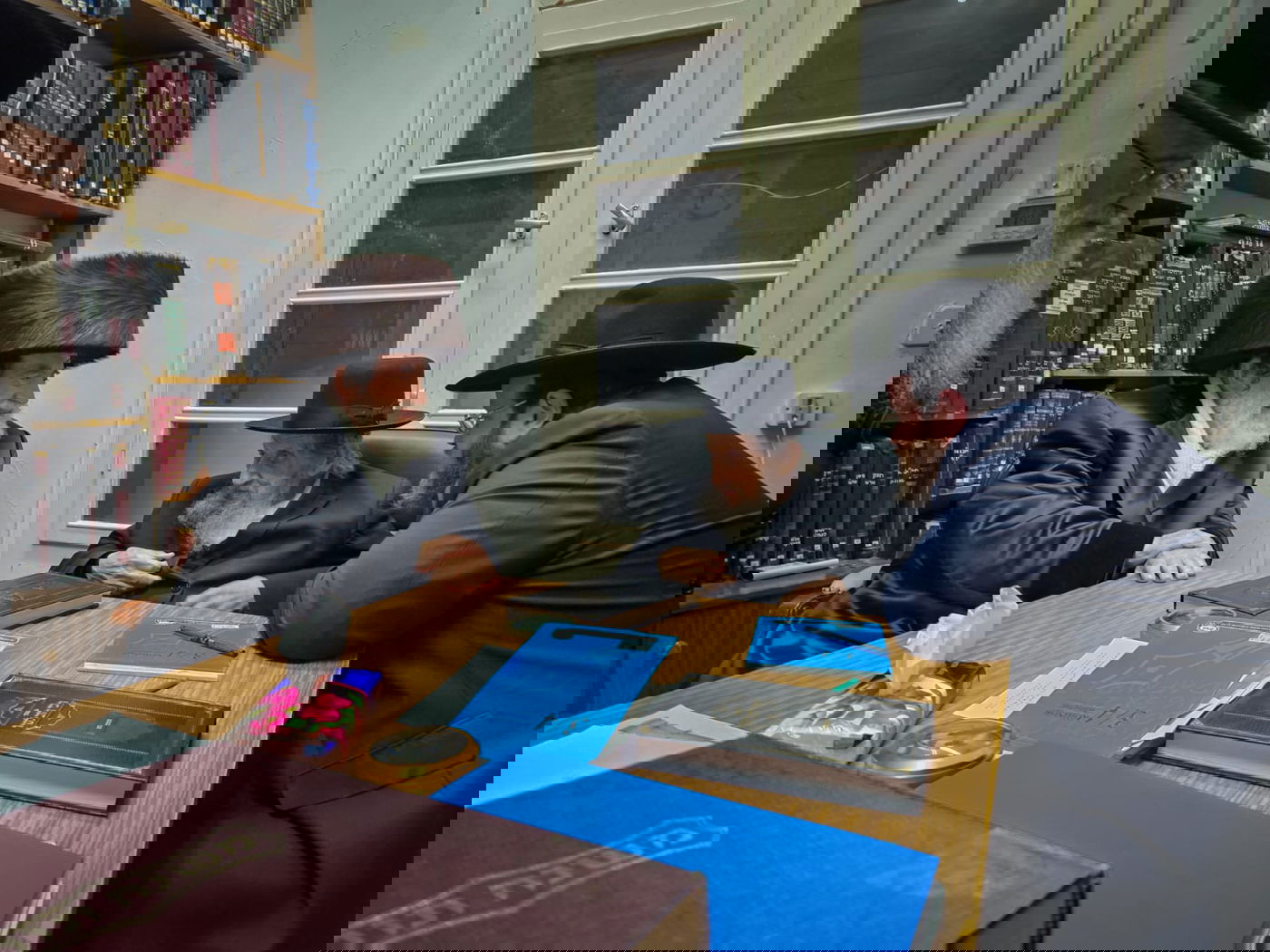 האדמו"ר מויז'ניץ בביקור אצל הגאון רבי דב לנדו - נראים בנציון שטנגר ודוד שפירא