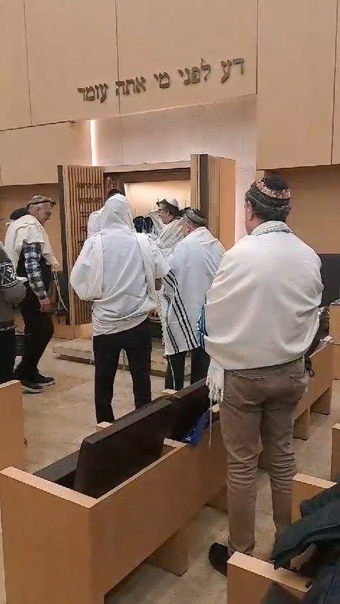 תפילה לשלום חיילי צה"ל בבית כנסת באיזמיר שבטורקיה