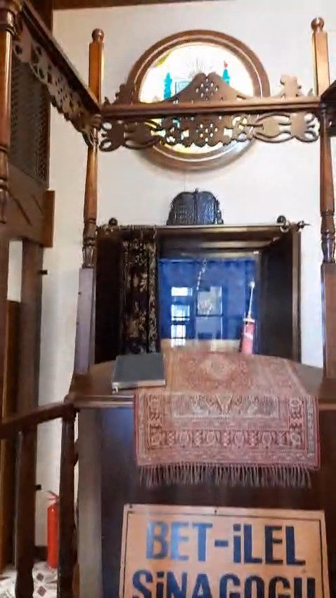 הסרטה של פנים הבית של הגר"ח פלאג'י, שם יש כיום בית כנסת ומוזיאון