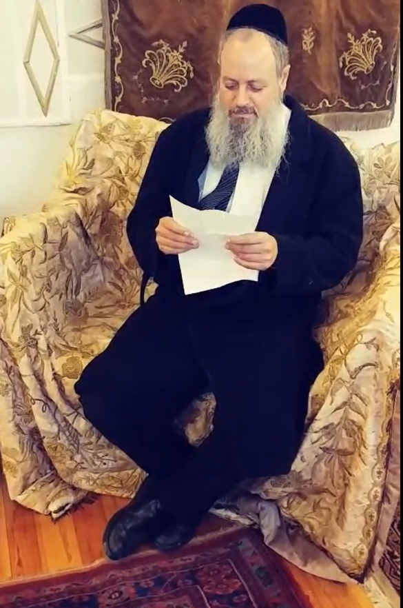 הרב מנשה זליכה בתפילה על כסאו של הגר"ח פלאג'י שבבית הכנסת אלגזי