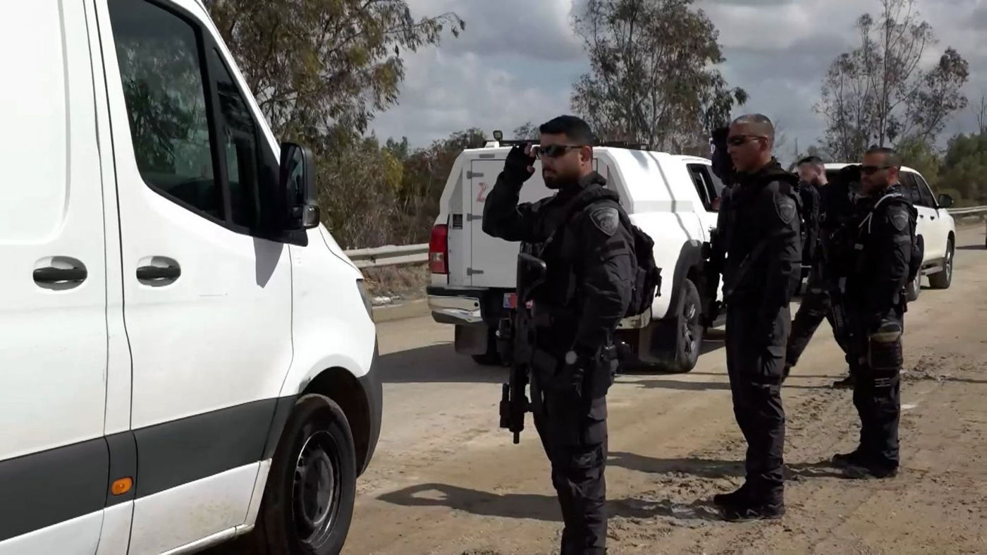 תיעוד כואב: שוטרי משטרת ישראל מצדיעים לשיירת החללים