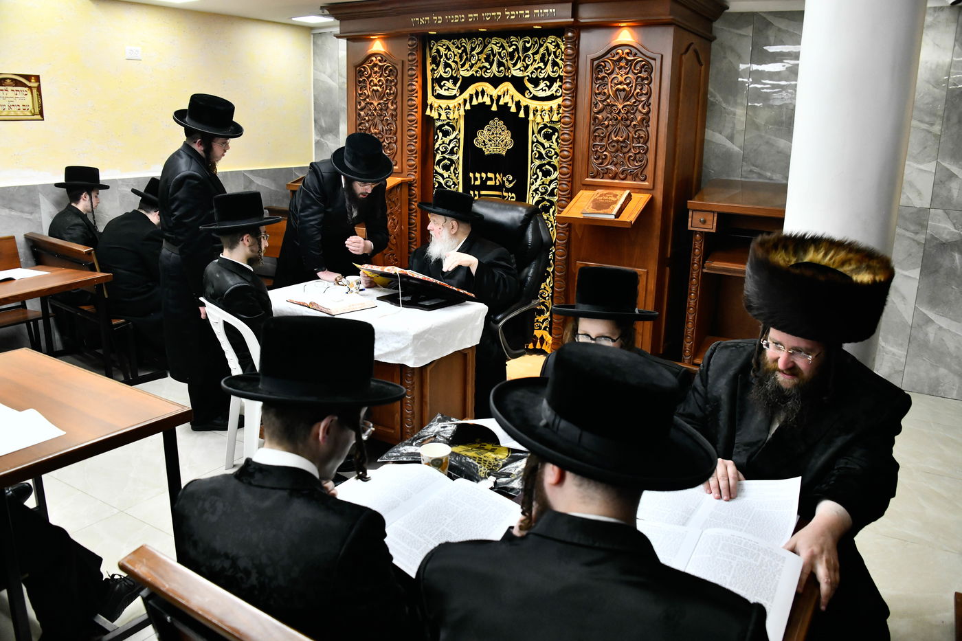 האדמו"ר מסאסוב בביקור בישיבתו ביום שמחתו