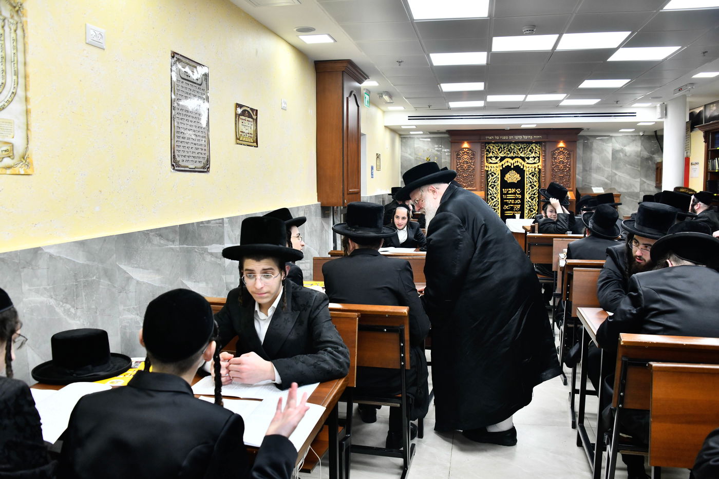 האדמו"ר מסאסוב בביקור בישיבתו ביום שמחתו