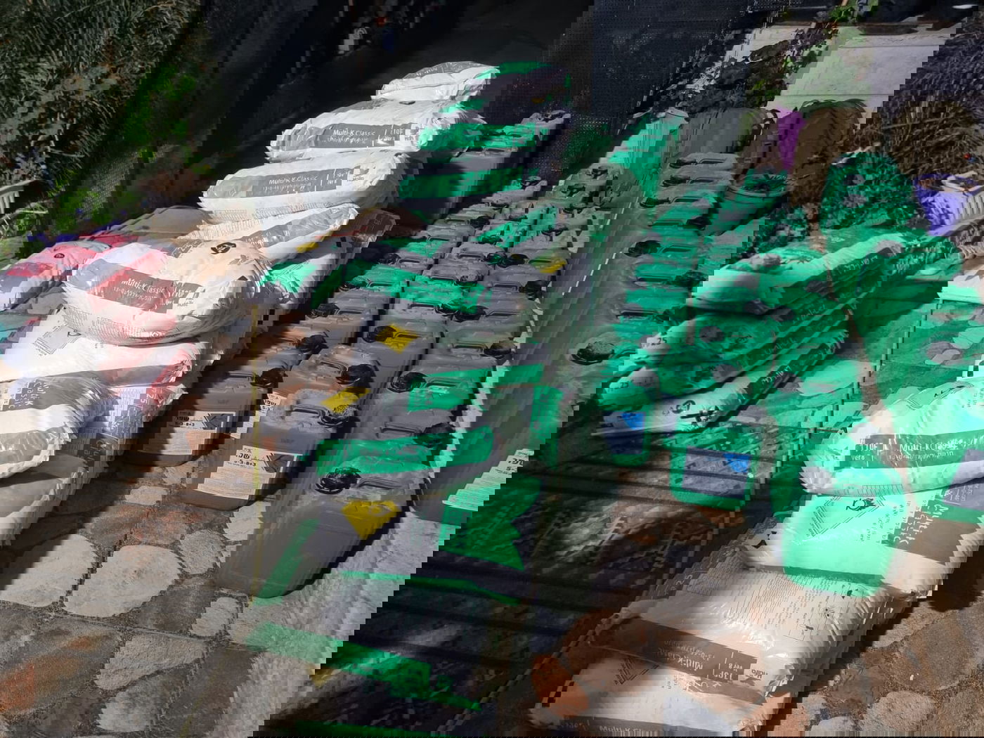 חומרים להכנת מטענים