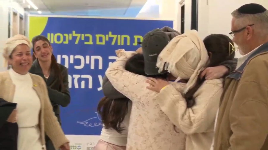 בדמעות והתרגשות. בני משפחתו של אליה כהן קיבלו את פניו בבית החולים