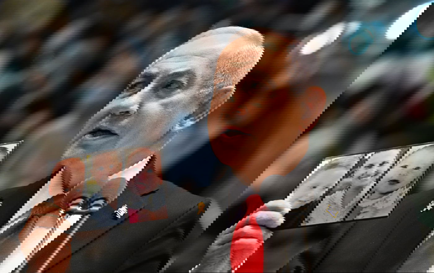 רה"מ עם תמונת משפחת ביבס