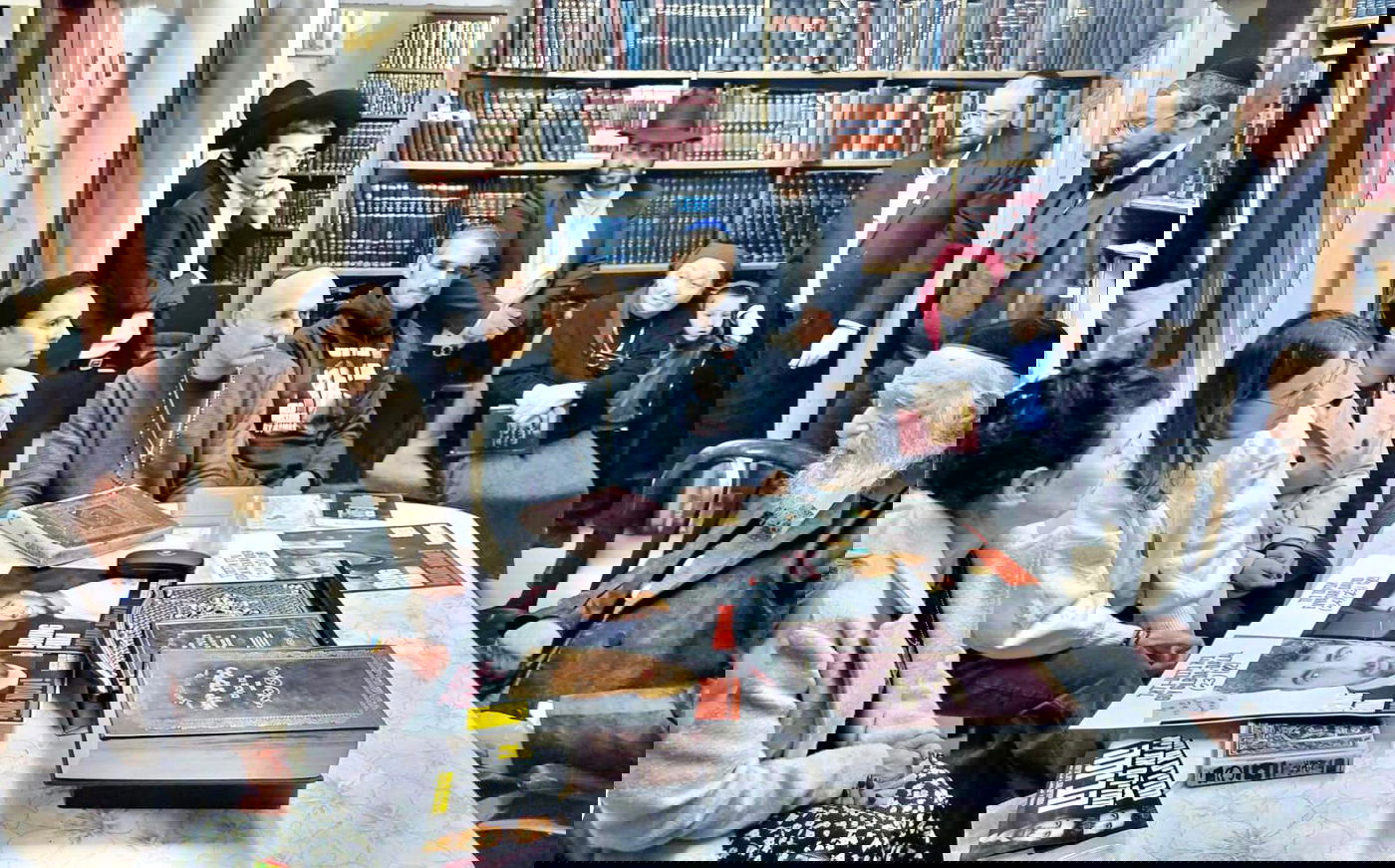 שתי האימהות יושבות מול הרב והרבנית