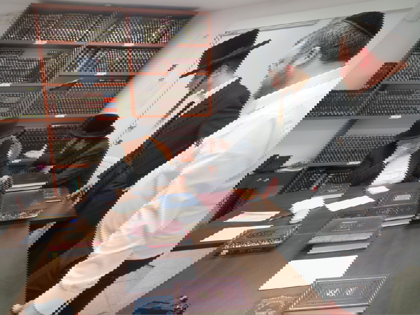 הרב בן ציון וידר בביקור בבתי גדולי ישראל בארץ