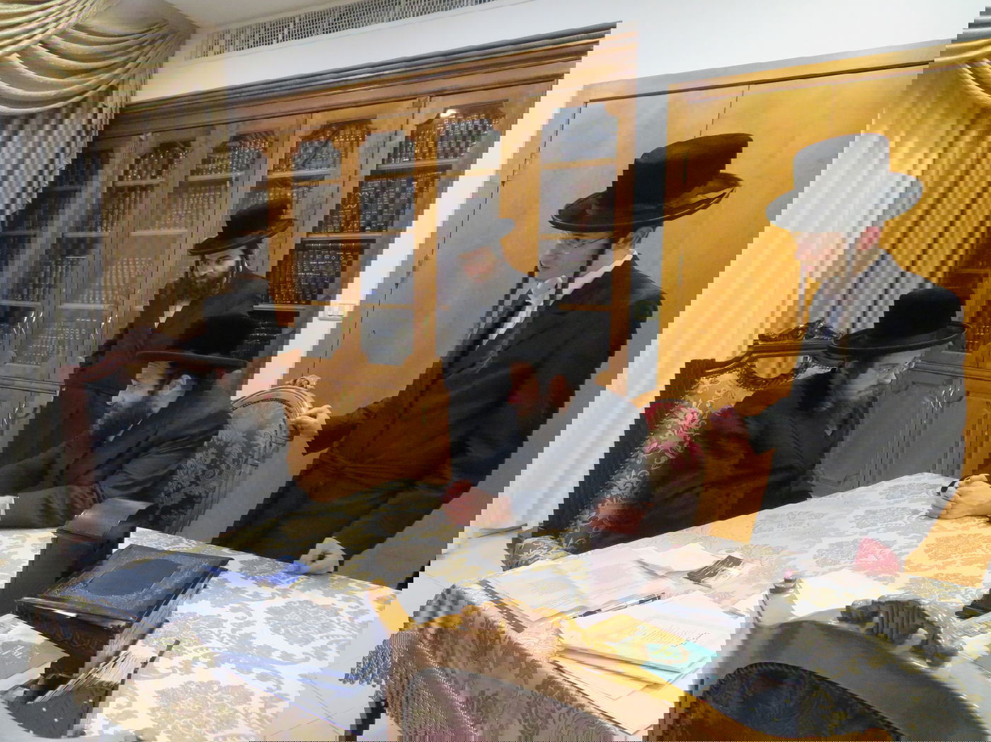 הרב בן ציון וידר בביקור בבתי גדולי ישראל בארץ