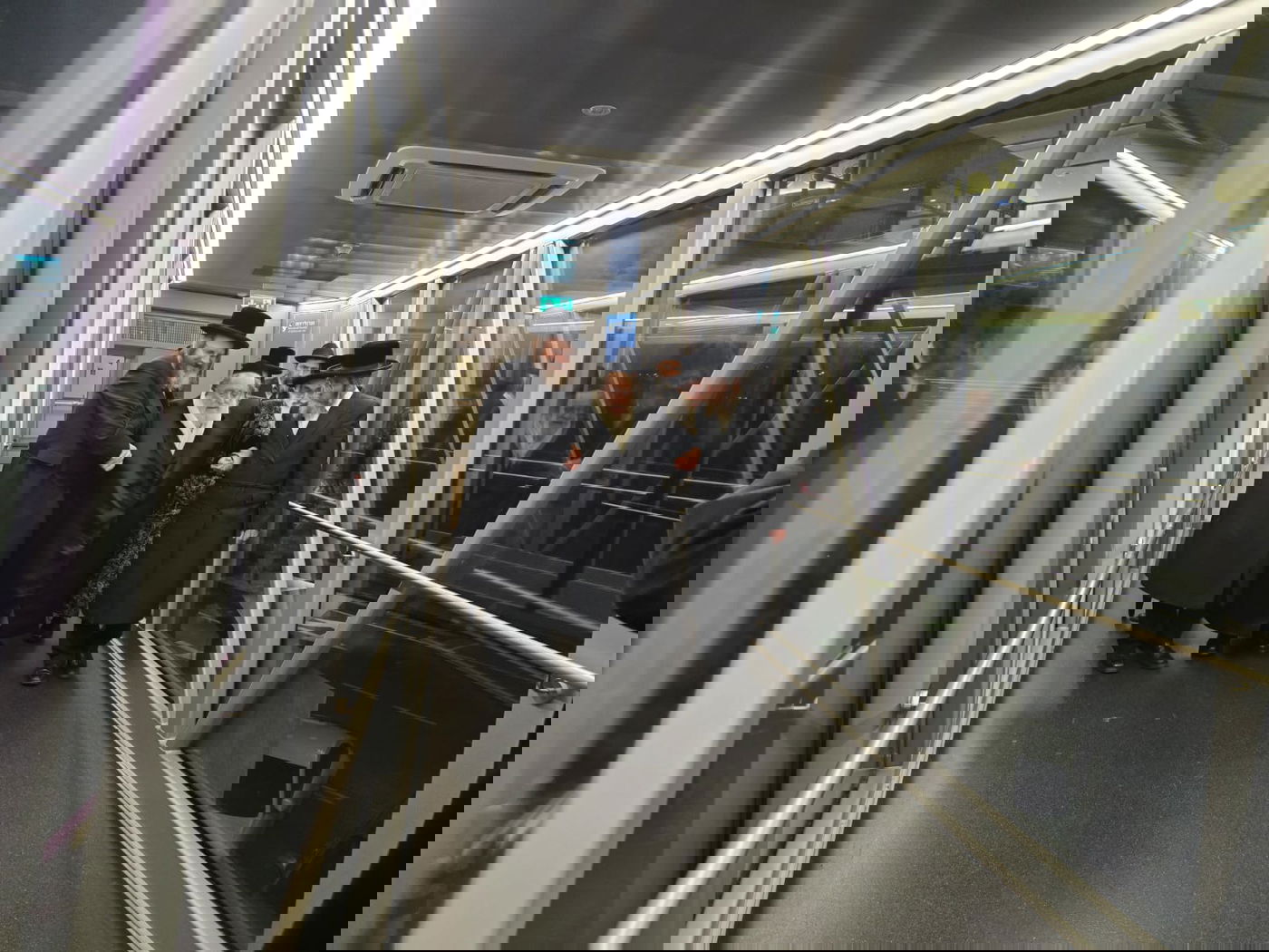 האדמו"ר מויז'ניץ על כבש המטוס בדרכו ללוס אנג'לס