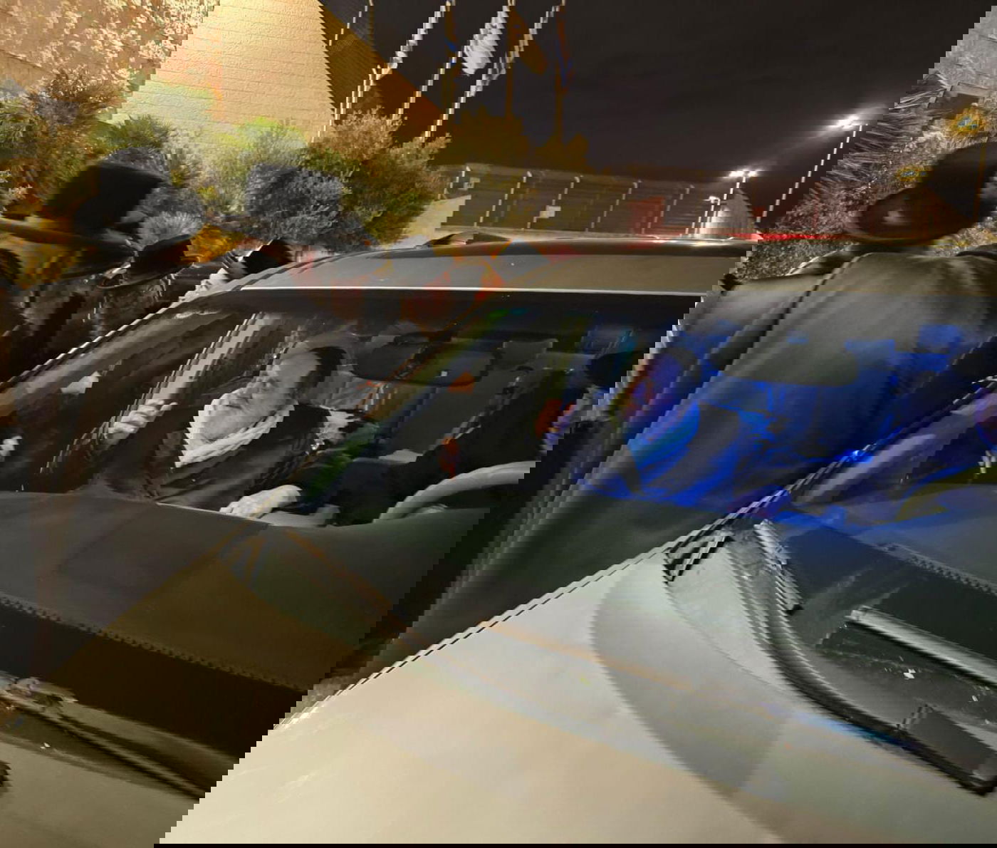 האדמו"ר מבאיאן בברכת הדרך להאדמו"ר מויז'ניץ בשדה התעופה