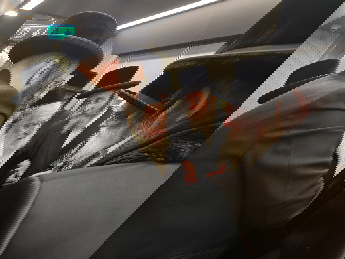 האדמו"רים מויז'ניץ על המטוס