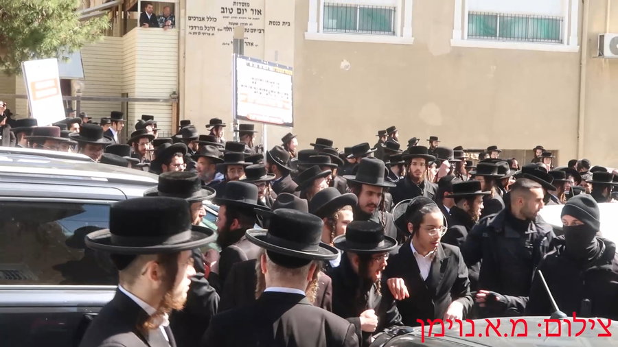 דחיפות ליד רכב אחד האדמו"רים היום בהפגנה