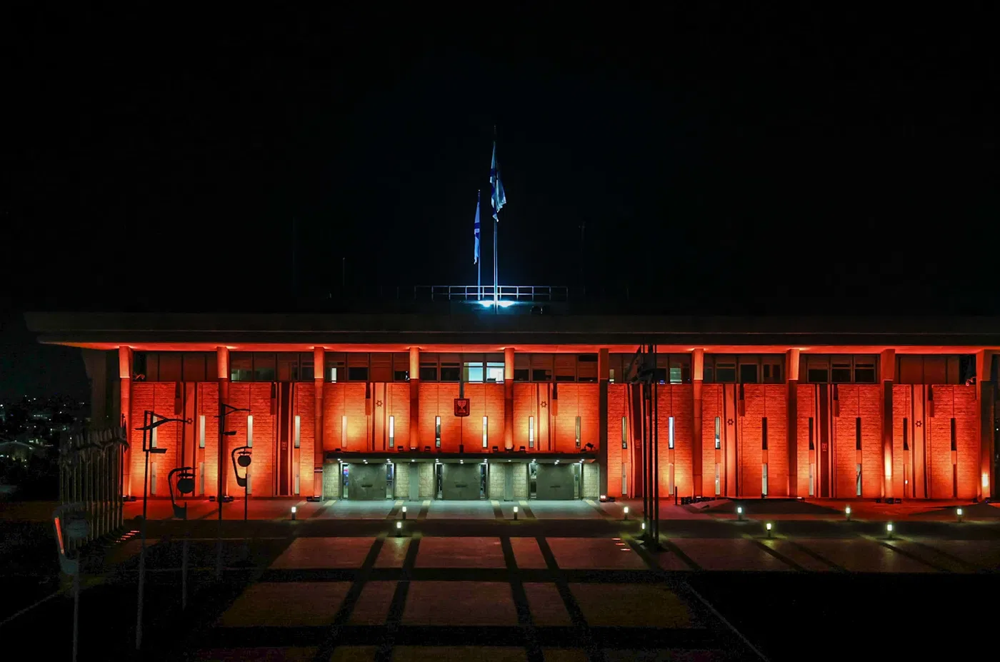 בנין הכנסת מואר בכתום