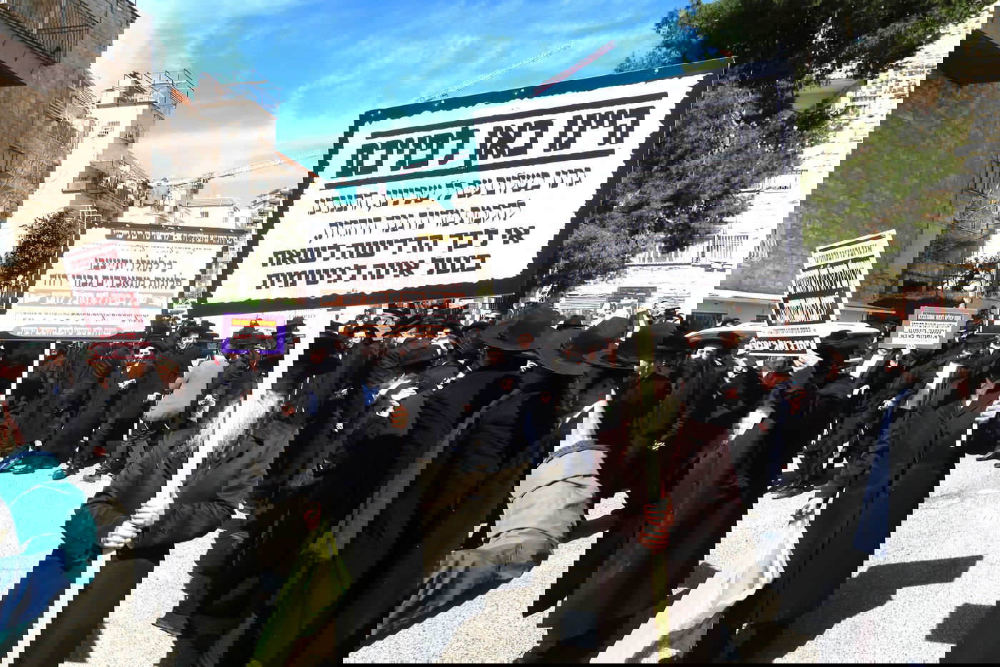 אדמו"רים ורבנים בההפגנה מול לשכת הגיוס בירושלים 