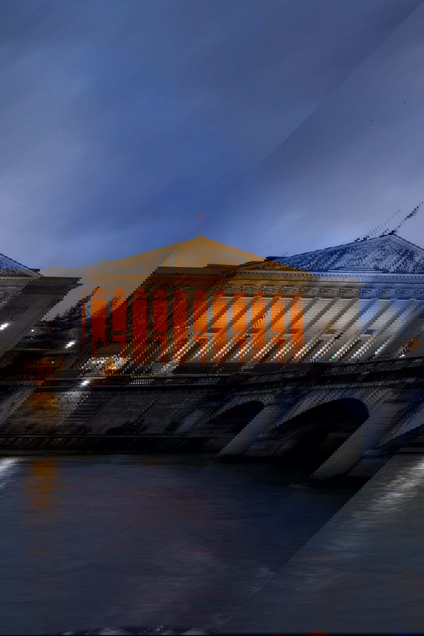 פריז התייחדה עם זכרם של הביבסים - ונצבעה כתום | תיעוד 