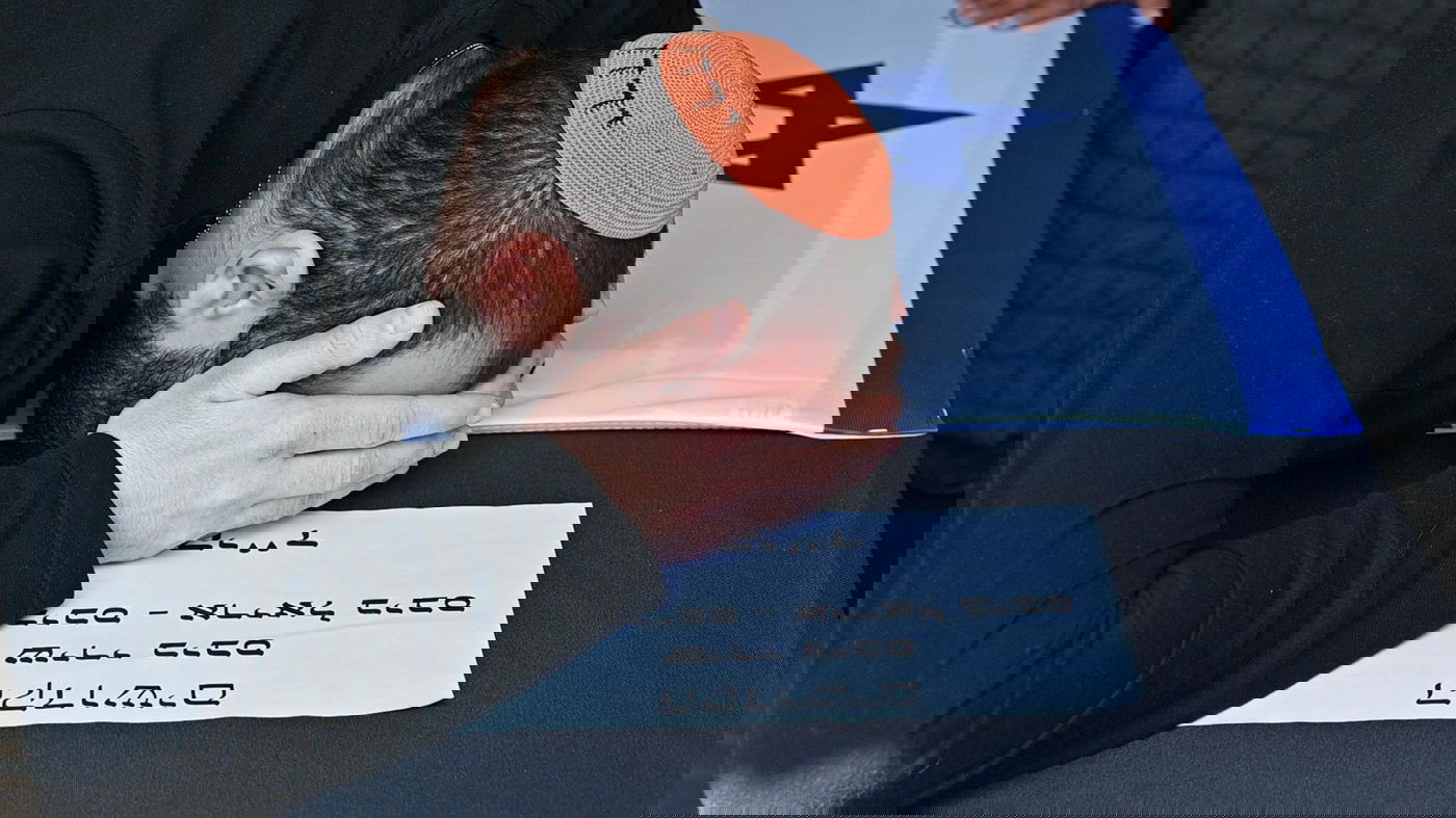 תיעוד קורע לב: ירדן ביבס על קברם של שירי, אריאל וכפיר