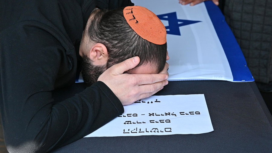 עופרי ביבס בגילוי המצבה: "קשה לי להסתכל על תמונותיכם"