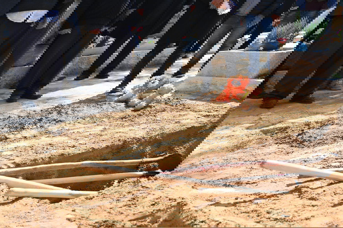 תיעוד קורע לב: ירדן ביבס על קברם של שירי, אריאל וכפיר