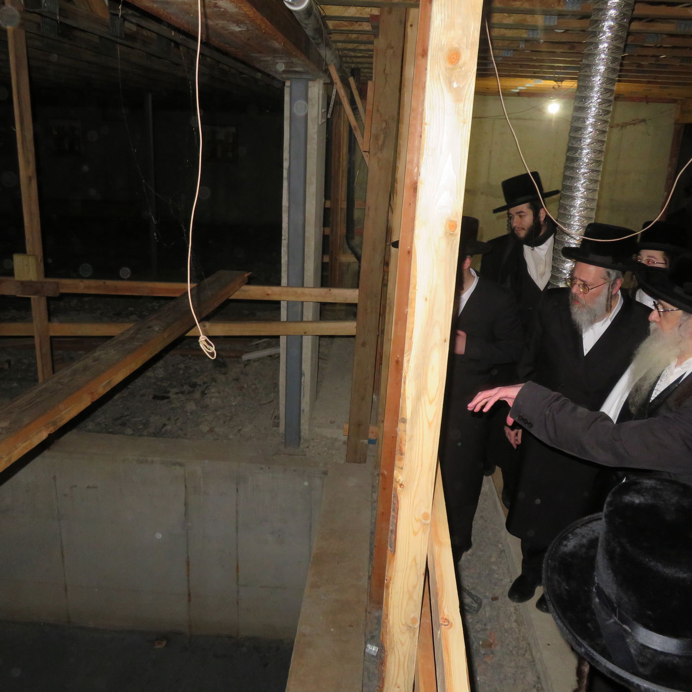 האדמו"ר מצאנז קלויזנבורג בסיור בשטח בניית בית מדרשו במונסי