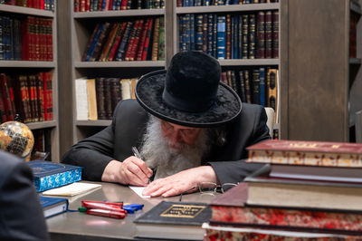 הגר"ש אלתר בכתיבת מכתב