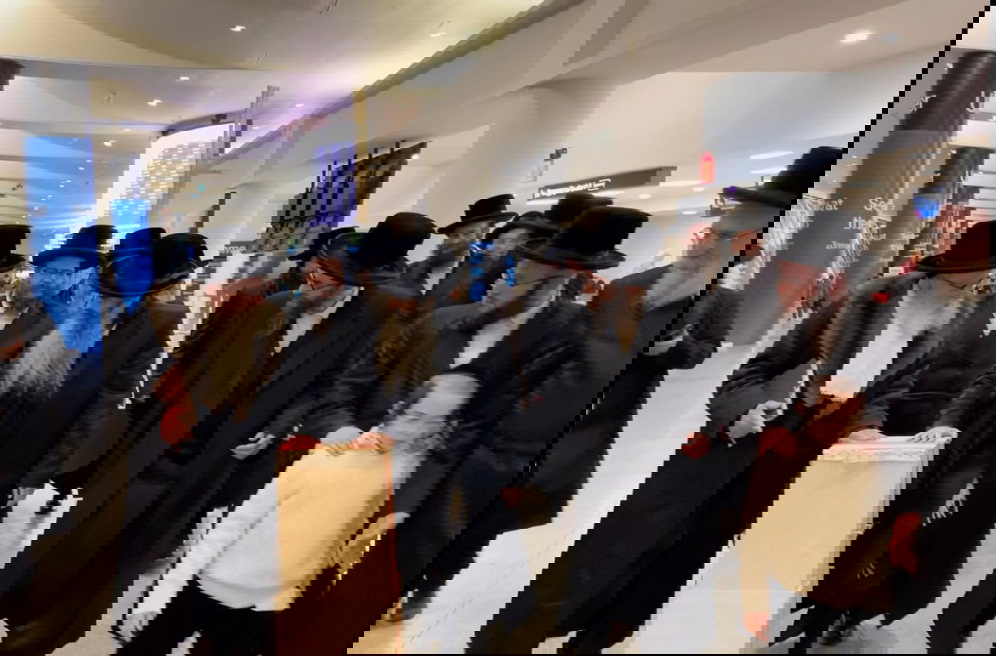 הרה"צ אהרן מענדיל טווערסקי מקבל את ספר התורה של הבעש"ט