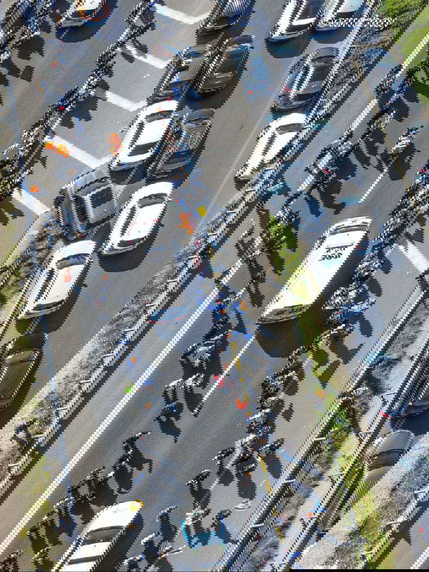 המוני המלווים בצומת עד הלום