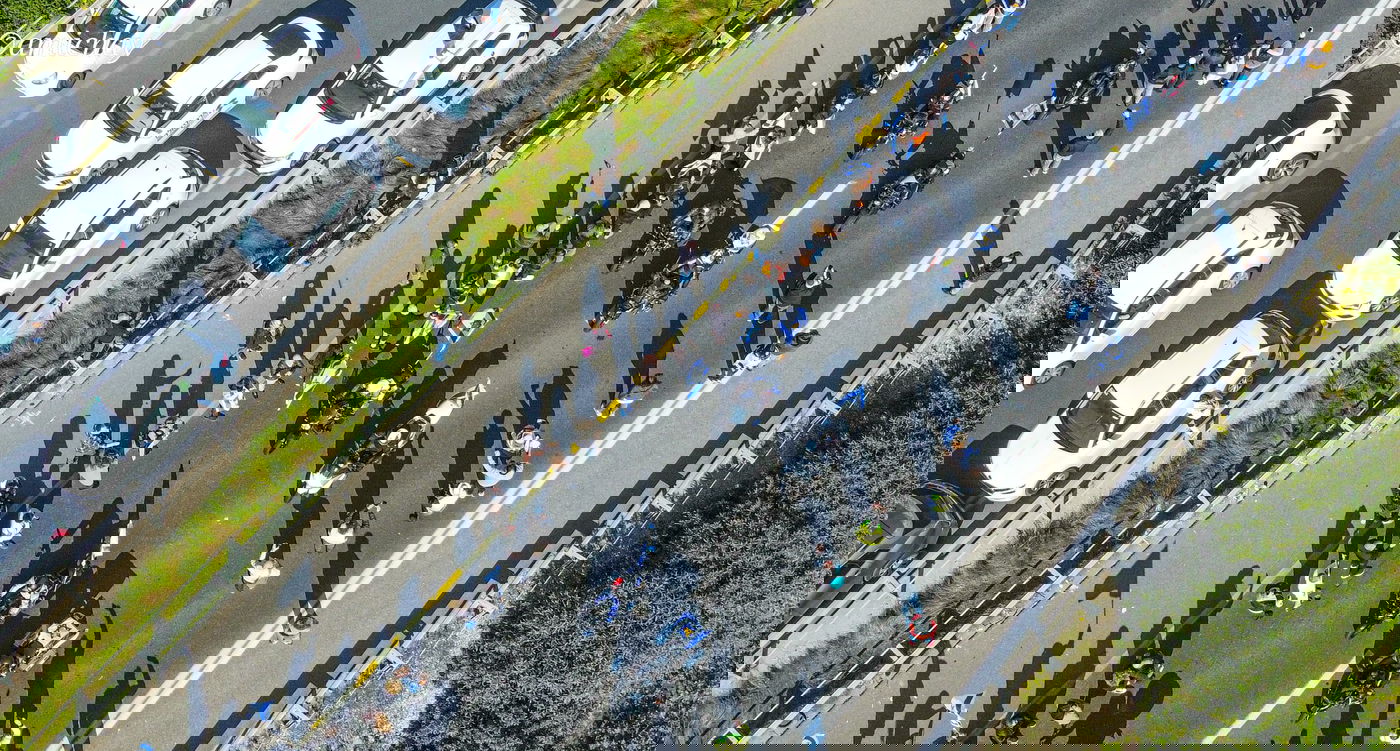 המוני המלווים בצומת עד הלום